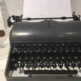 C�� anche la dattilografica nazista per eccellenza: l��Olympia� del 1941. Creata appositamente per le SS, era dotata di un �carattere speciale� posto sul tasto 5 che riportava il marchio delle squadre militari tedesche